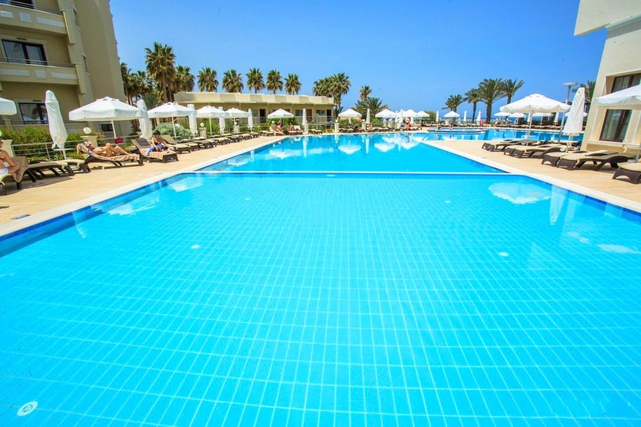 Vuni Palace Luxury Resort & Beach & Casino ไคริเนีย ภายนอก รูปภาพ
